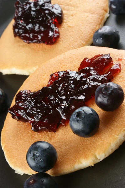 Einige hausgemachte Pfannkuchen mit frischen Blaubeeren — Stockfoto