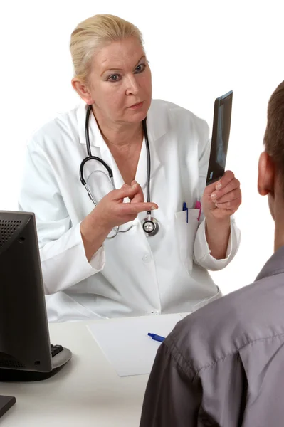 Medicinsk assistent innehar en röntgenbild för granskning — Stockfoto