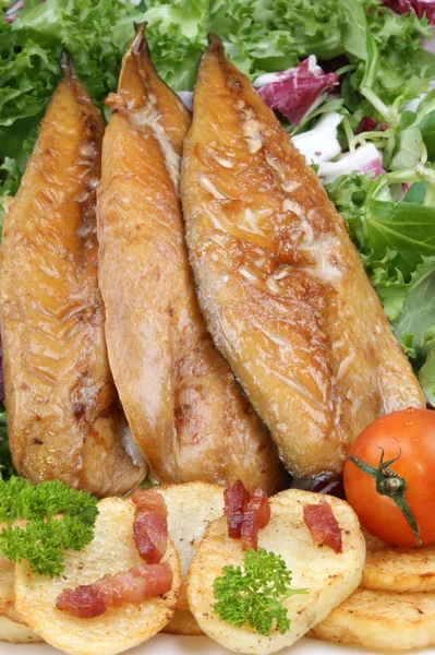 Filetes de cavala defumada com batatas fritas e tomate — Fotografia de Stock