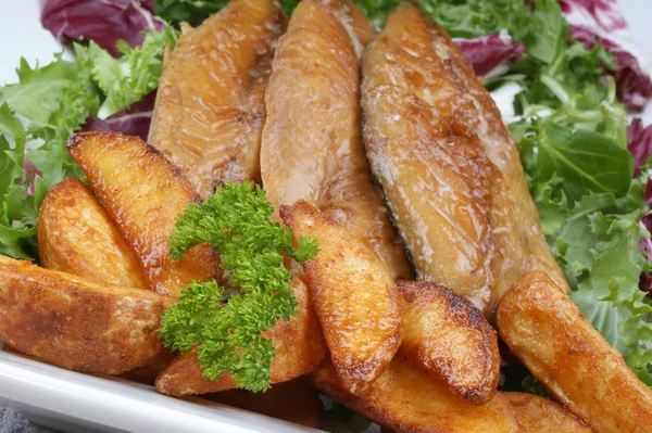Smoked mackerel fillets with grilled potato wedges — Stock Photo, Image