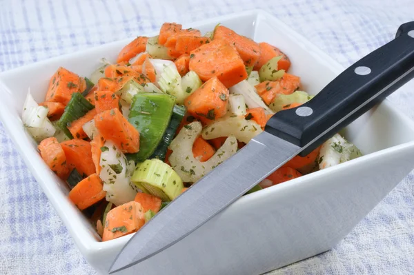 Świeżych ciętych warzywa do zupy w misce biały — Zdjęcie stockowe