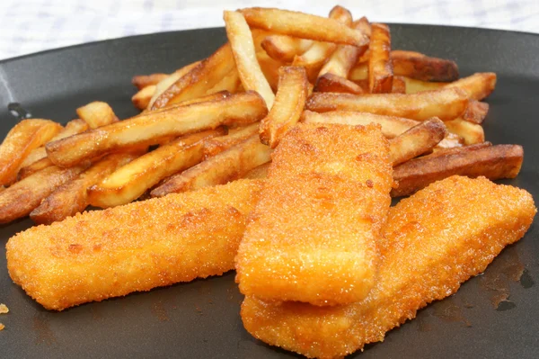 Dedos de pescado con patatas fritas en una sartén — Foto de Stock