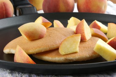 organik elma dilimleri ile ev yapımı kek