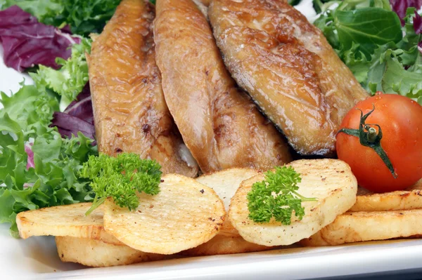 Wędzone filety makreli z smażone ziemniaki i pomidory — Zdjęcie stockowe