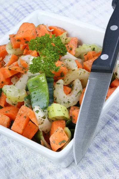 Свежие нарезанные овощи в белой миске — стоковое фото