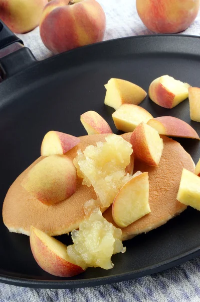 Home made pancakes with organic apple slices — Stock Photo, Image