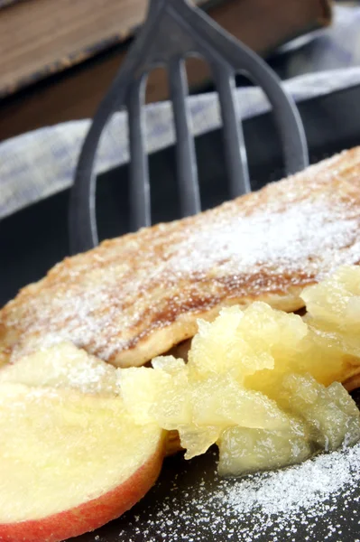 粉砂糖とアップル ソースと自家製のパンケーキ — ストック写真
