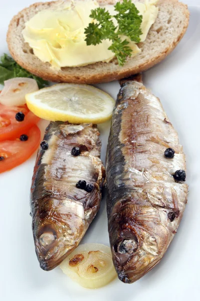 Některé čerstvě grilovaných sardinek připraven jako potravina — Stock fotografie