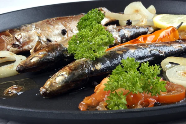 Alcune sardine appena grigliate preparate come cibo — Foto Stock