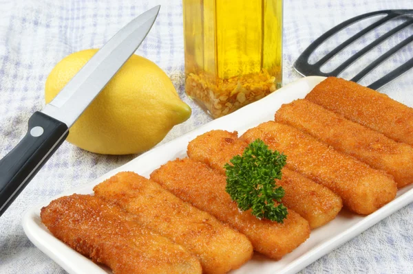 Palitos de peixe fritos em um prato branco — Fotografia de Stock