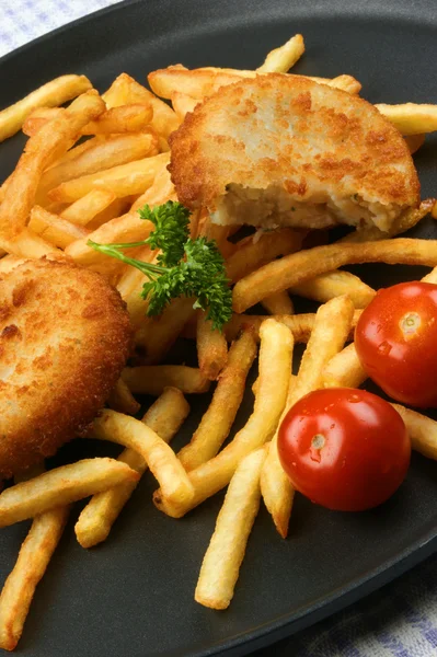 Hambúrguer de peixe com batatas fritas em uma panela — Fotografia de Stock
