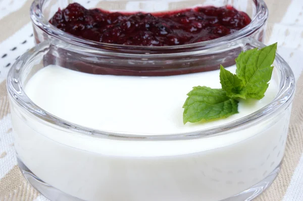 Kreikan jogurtti hedelmiä lasissa — kuvapankkivalokuva
