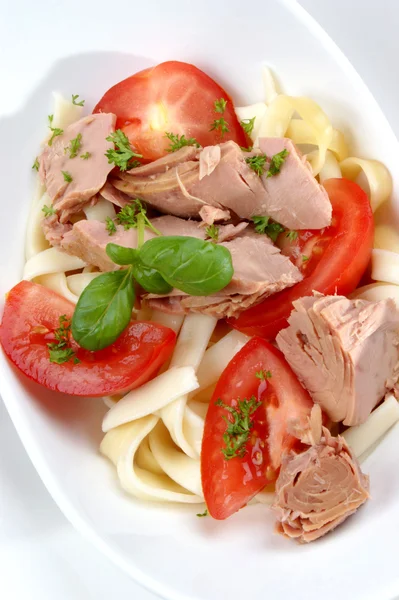 Tuna with noodles and tomatoes in a bowl — Stock Photo, Image