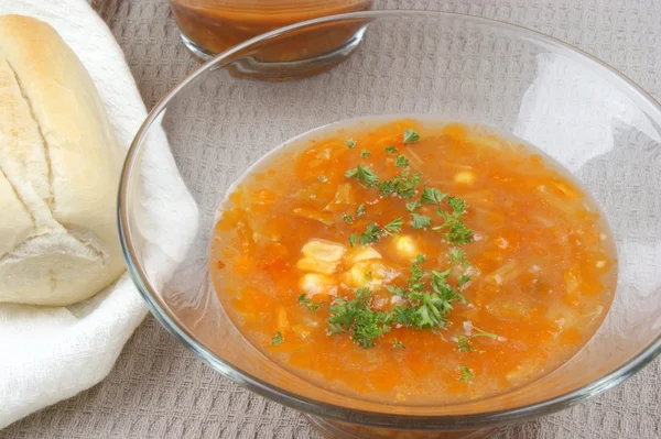 Sopa vegetal vegetariana com milho e cenouras — Fotografia de Stock