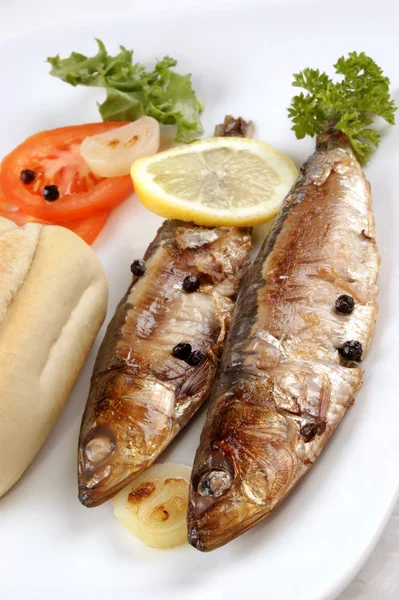 Alcune sardine appena grigliate preparate come cibo — Foto Stock