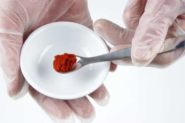 Kırmızı biber tozu yiyecek laboratuvarda incelenir — Stok fotoğraf