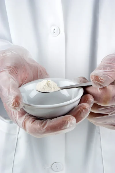 Bubuk putih diselidiki di laboratorium makanan — Stok Foto