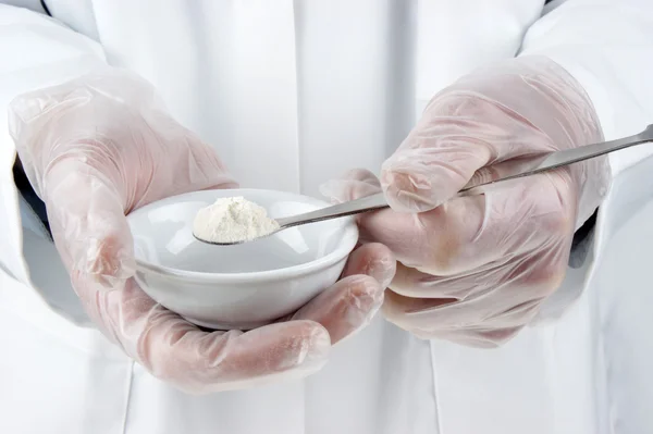Wit poeder wordt onderzocht in het laboratorium van voedsel — Stockfoto