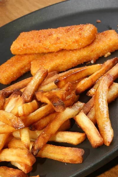Dedos de peixe com batata frita em uma panela — Fotografia de Stock