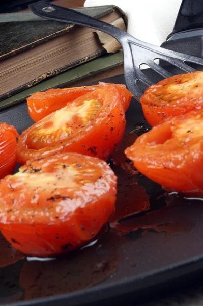 Порезали? и помидоры на сковороде — стоковое фото