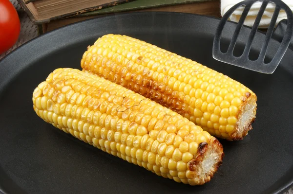 Кукурудза на грилі на кобу на сковороді — стокове фото