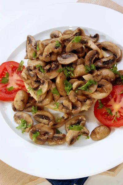 토마토와 반 찬에 튀김된 버섯 — 스톡 사진