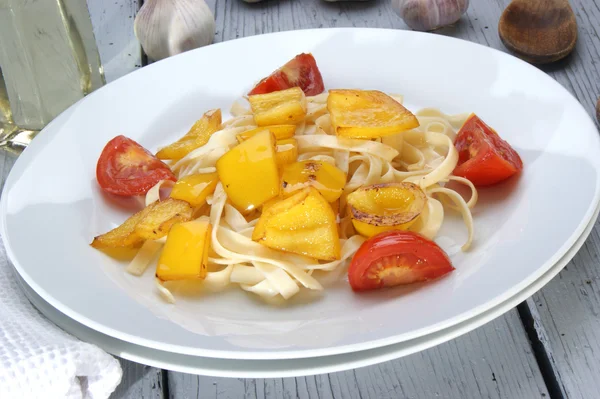 Peperoni gialli alla griglia con pomodoro sulla pasta — Foto Stock