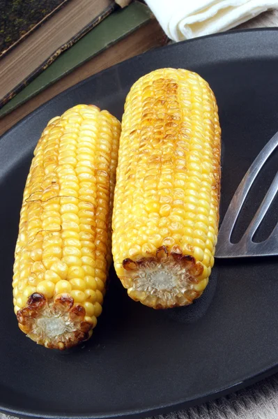 Grilled corn on the cob in a pan — Stock Photo, Image