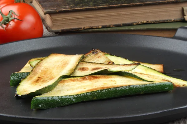 Grillad organiska zucchini skivor i en stekpanna — Stockfoto