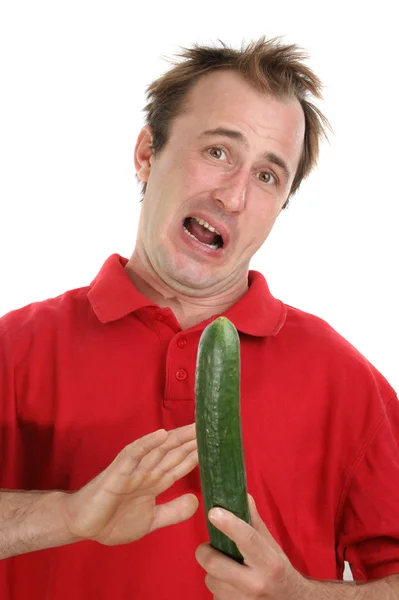 Jonge man met een komkommer in zijn hand — Stockfoto