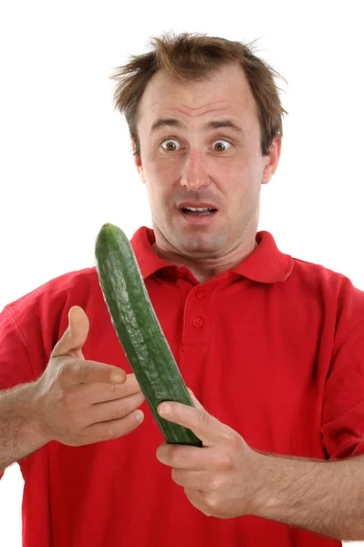 Jonge man met een komkommer in zijn hand — Stockfoto