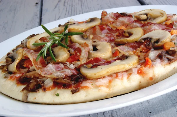 접시에 버섯과 베이컨 피자 — 스톡 사진