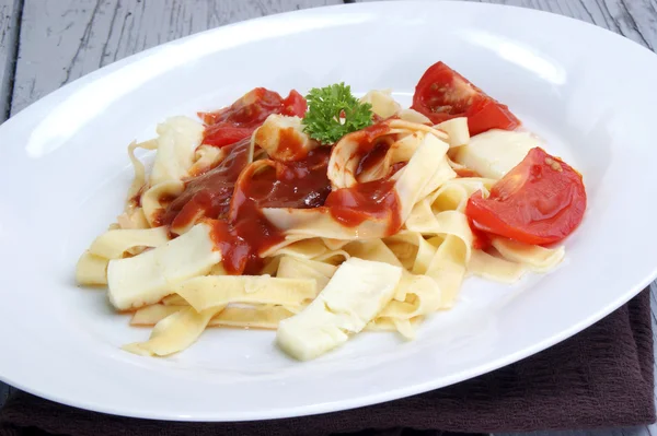 Pâtes avec sauce tomate et fromage de chèvre cuit au four — Photo