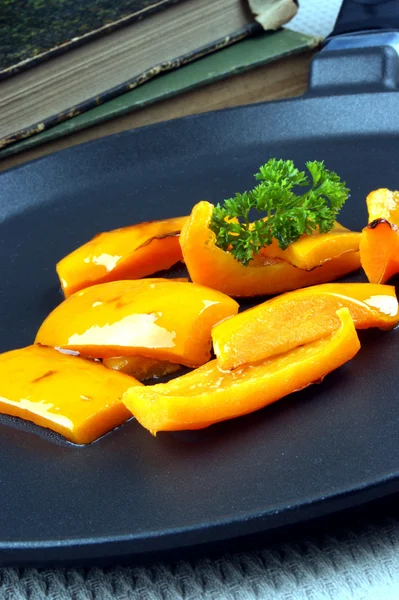 Gesneden en gegrilde biologische paprika's op een pan — Stockfoto