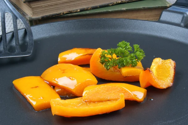 Gesneden??en gegrilde biologische paprika's op een pan — Stockfoto