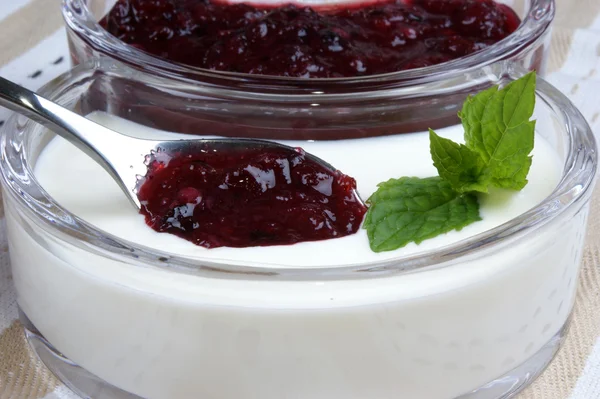 Yogurt in stile greco con frutta in un bicchiere — Foto Stock