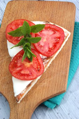 Pizza Mozzarella peyniri, domates dilimleri ve nane