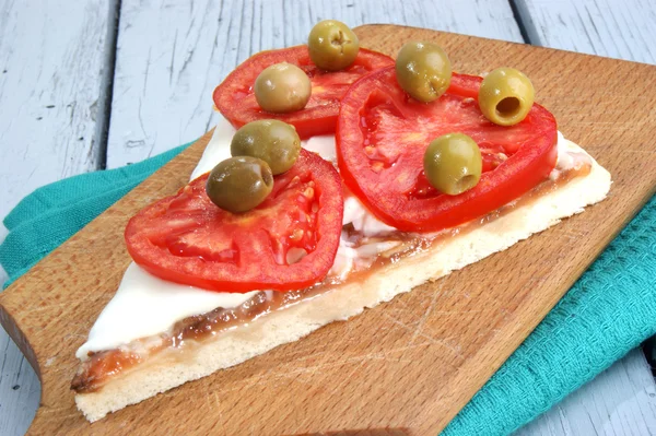 Pizza with mozzarella, tomato slices and green olives — Stock Photo, Image