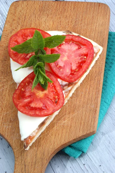Pizza com mussarela, fatias de tomate e hortelã — Fotografia de Stock
