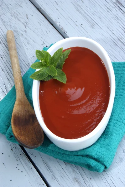 Frische Tomatensauce mit Minze in einer weißen Schüssel — Stockfoto