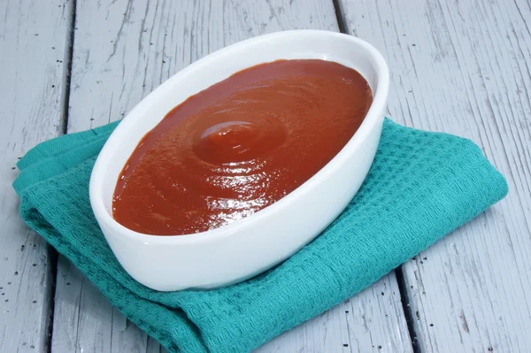 Hausgemachte frische Tomatensauce in einer weißen Schüssel — Stockfoto