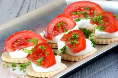 Mozzarella peyniri, domates üç aylık dönemler ve kıyılmış maydanoz ile kırık