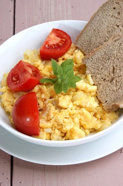 Ovos mexidos com tomate e pão em uma tigela branca — Fotografia de Stock
