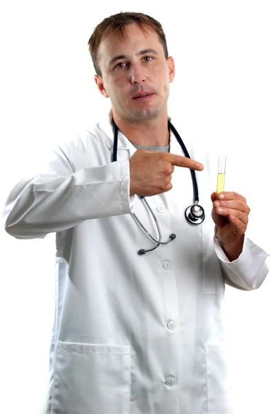 Le personnel médical examine une éprouvette avec du liquide jaune — Photo