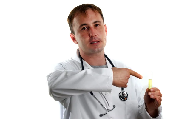 Medizinisches Personal untersucht ein Reagenzglas mit gelber Flüssigkeit — Stockfoto