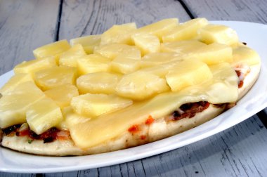 peynir ve ananas beyaz tabakta pizza