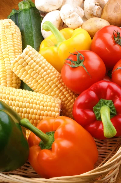 Warzywo kosz ze świeżych warzyw z ogrodu — Zdjęcie stockowe