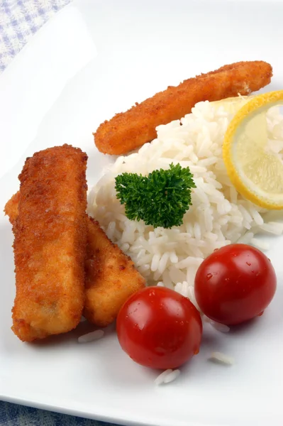 Fiskpinnar med ris på en tallrik — Stockfoto