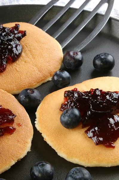 Einige hausgemachte Pfannkuchen mit frischen Blaubeeren — Stockfoto