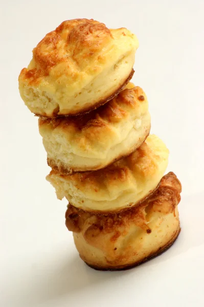 Parlak bir arka plan üzerine ev yapımı peynir kurabiye — Stok fotoğraf